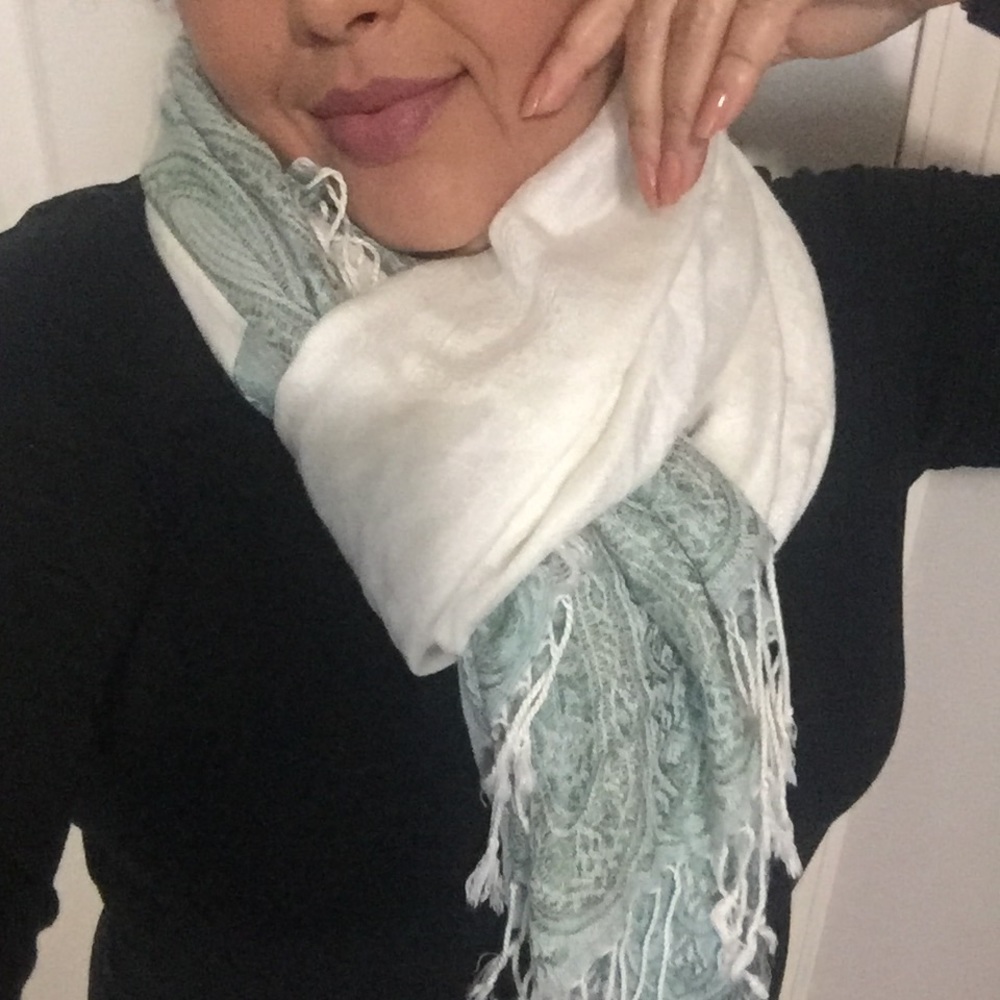Scarf in great condition 100% cashmere